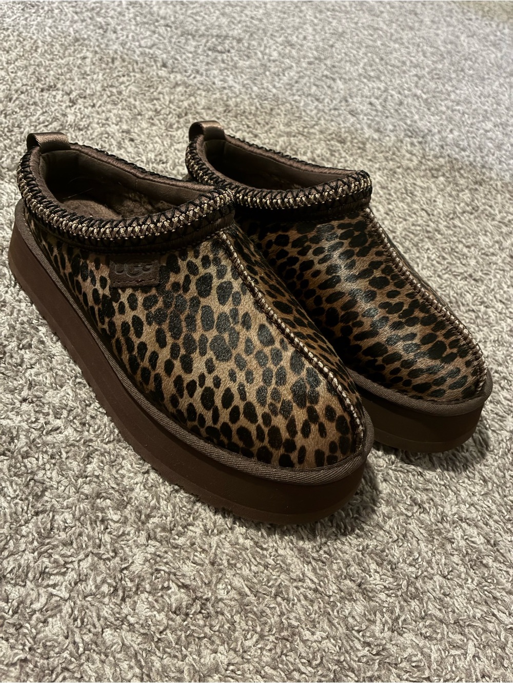 Like new- Ugg Tazz Leopard Print Slippers